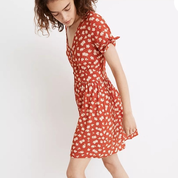 Madeweel Button-front tie-sleeve retro dress in Happy Hibiscus - Picture 1 of 7